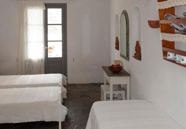 Δίκλινο στούντιο με κτιστό καναπέ στα Ostria studios στη Σίφνο