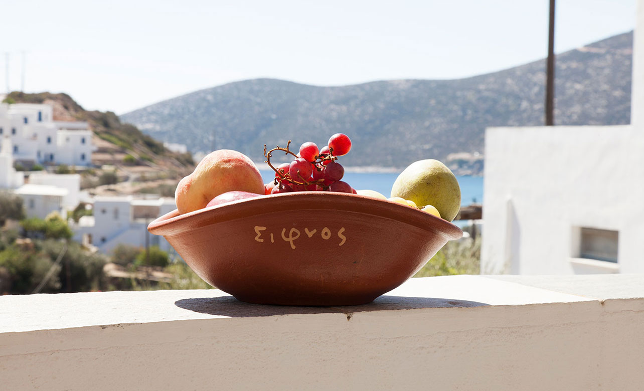 Παραδοσιακό κεραμικό με φρούτα και θέα στη θάλασσα στα Ostria Studios στη Σίφνο