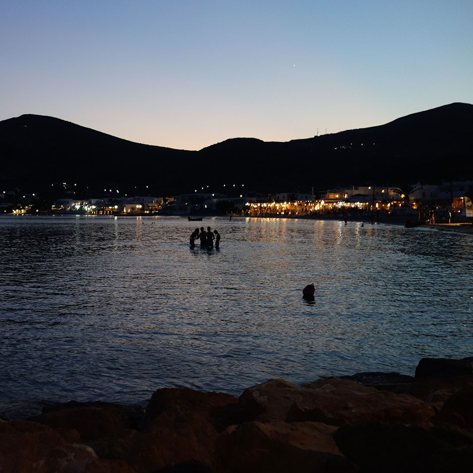 Νυχτερινό μπάνιο στον Πλατύ Γιαλό στη Σίφνο