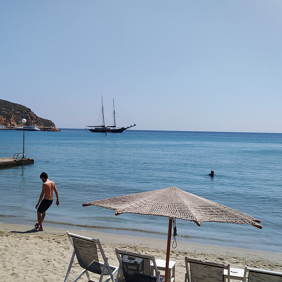 Η παραλία του Πλατύ Γιαλού στη Σίφνο